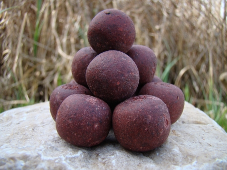 Boilie Brutus 100 g (játra/česnek)